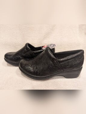 Wearever Extreme Comfort Embossed Black Slip On Clogs Women 8W NEW W/ TAG